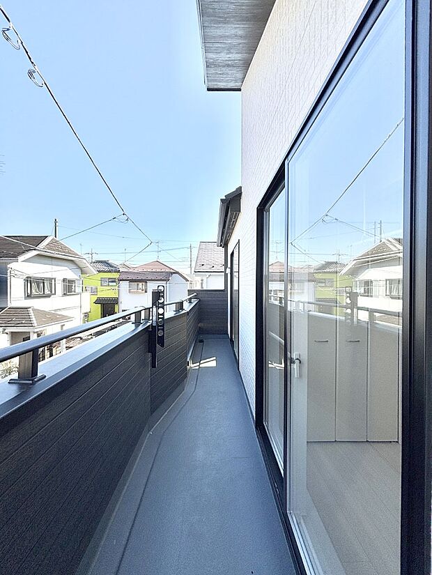 暖かな陽光が降り注ぐバルコニーはお洗濯におすすめ。爽やかな風も心地よいです。