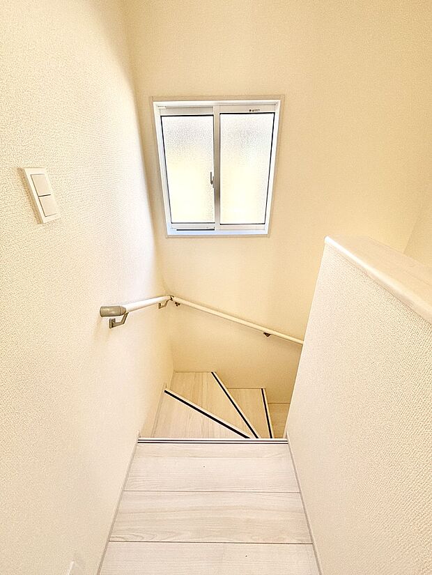 階段は手すり付きなので小さなお子さまやご高齢の方も安心です