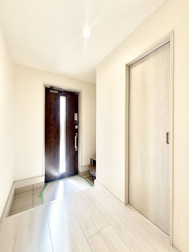 明るい玄関はお客様をお出迎えするのにぴったりです!