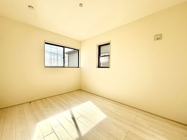 2面採光で気持ちよく自然光が取り入れられるのでお子様のお部屋にもピッタリ