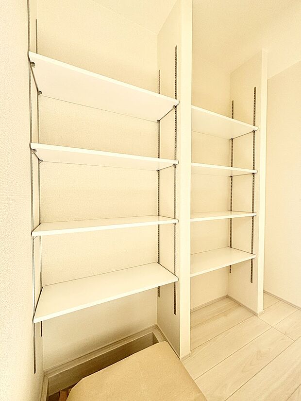 たっぷり収納できるシューズボックスで家族全員の靴も、玄関すっきり。