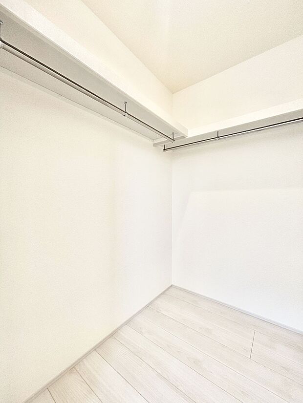 ウォークインクローゼット付きで生活空間を広く利用できます。