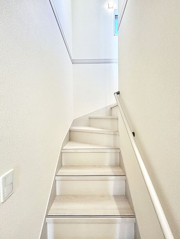 階段は手すり付きなので小さなお子さまやご高齢の方も安心です