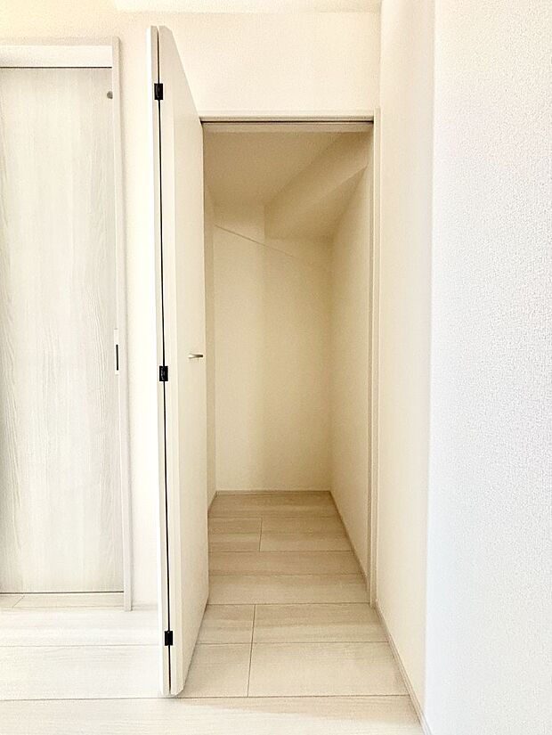 廊下収納。掃除道具や季節の小物を収納することができます。