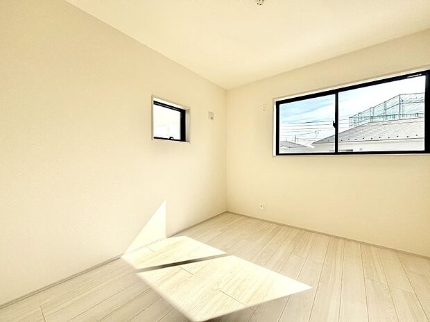 2面採光で気持ちよく自然光が取り入れられるのでお子様のお部屋にもピッタリ