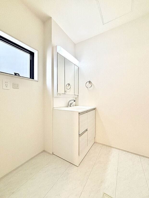 明るい洗面所は毎朝の身支度も楽しくできちゃいそうです。