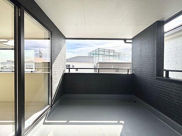 南向きのバルコニー!ご家族の洗濯物はもちろん、お布団もたっぷり干せます!