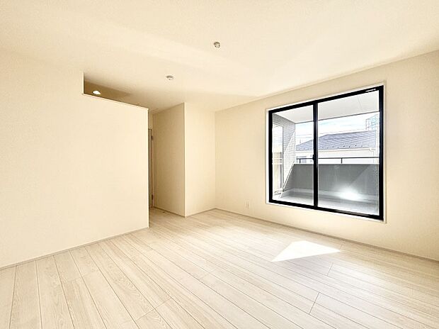 バルコニーが開放感をプラスしてくれる洋室