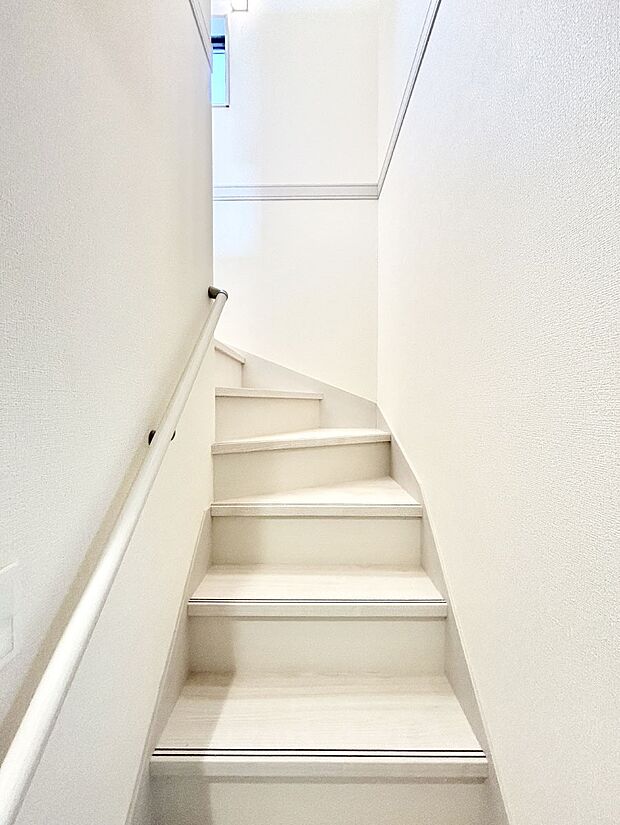 安全性を考慮し階段には手すりを設置しています