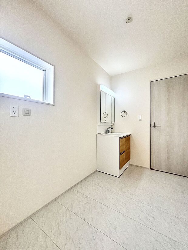 明るい洗面所は毎朝の身支度も楽しくできちゃいそうです。