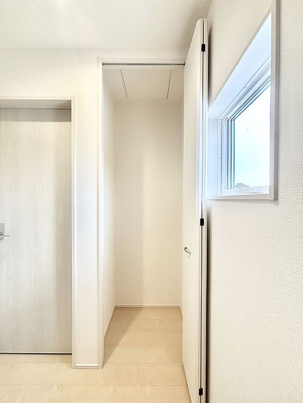 廊下収納。掃除道具や季節の小物を収納することができます。