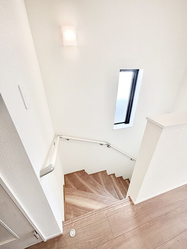 安全性を考慮し階段には手すりを設置しています