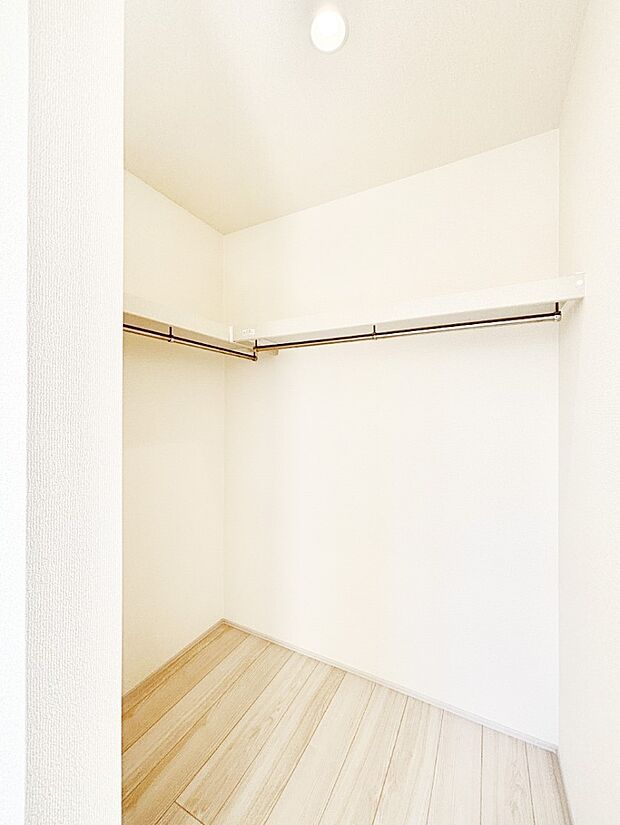 衣類をハンガーに掛けたまま収納できるWIC。衣類の整理整頓がしやすくて便利です！