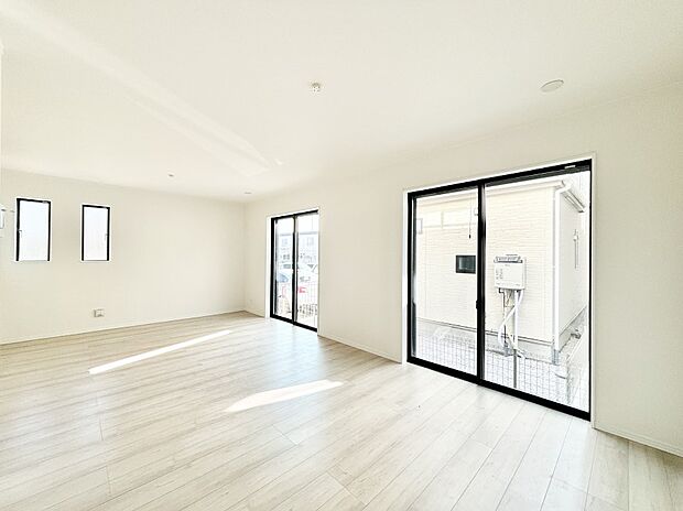 大きな窓からたっぷりの陽光と風を感じられるリビング