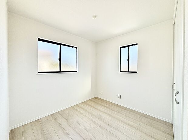 窓からのやさしい光が心地よいプライベートルーム