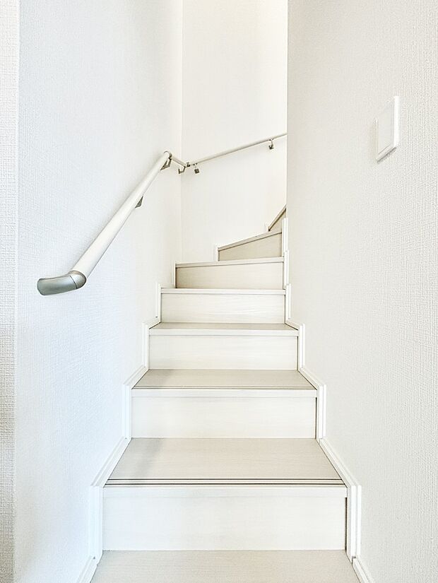 階段は手すり付きなので小さなお子さまやご高齢の方も安心です