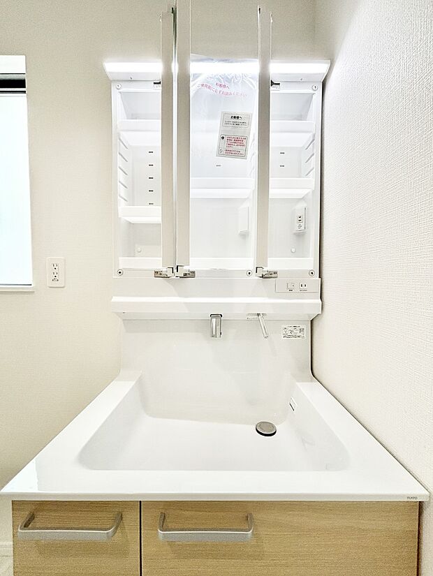 三面鏡の裏に、化粧品や衛生用品などを収納可能。洗面台をすっきりと保ちます!