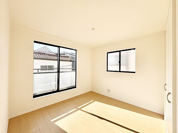 バルコニーが開放感をプラスしてくれる洋室