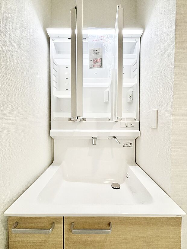 三面鏡の裏に、化粧品や衛生用品などを収納可能。洗面台をすっきりと保ちます！