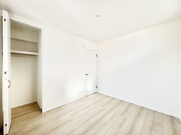 キッチンやサニタリーからの動線がスムーズな洋室は家事室にも