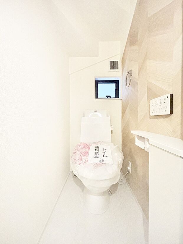 明るく清潔感のあるトイレです。