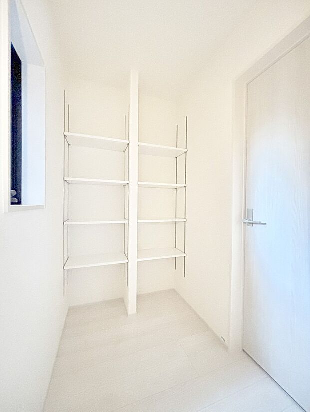 可動棚が付いたパントリー付き!ペットボトルや保存品などたっぷり収納できます。