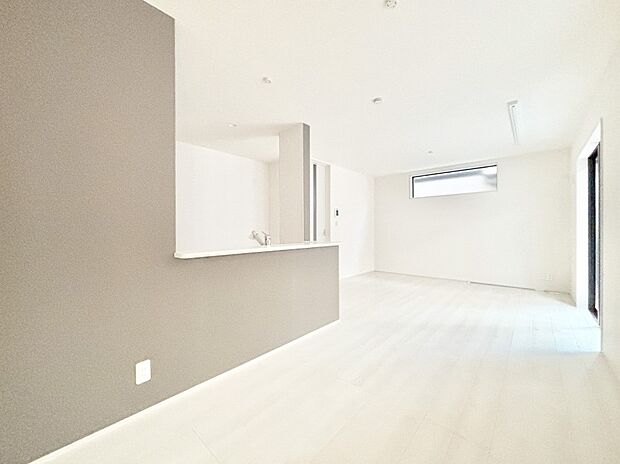 明るい陽光が注ぎ、寛ぎの雰囲気に満たされるダイニング。