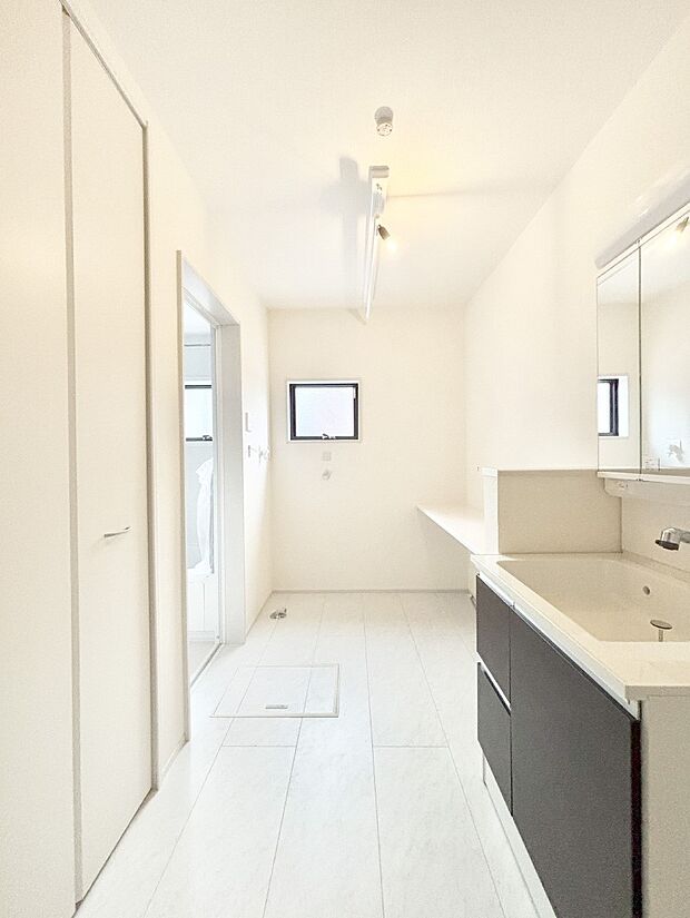 広々とゆとりのあるランドリースペース