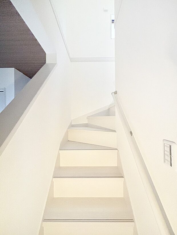 安全性を考慮し階段には手すりを設置しています