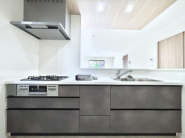 リビングを見渡せる人気のカウンターキッチン。 家族を見守りながら家事をすることができます。