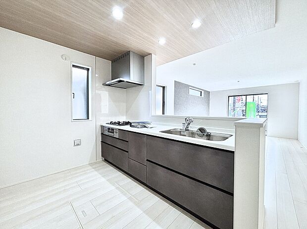 ポップアップ天井が素敵なキッチン!窓があるので採光もとれ換気にも役立ちます。