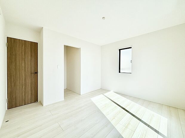 2階7.25帖バルコニー付きの明るい洋室。収納力の高いWICがあります。