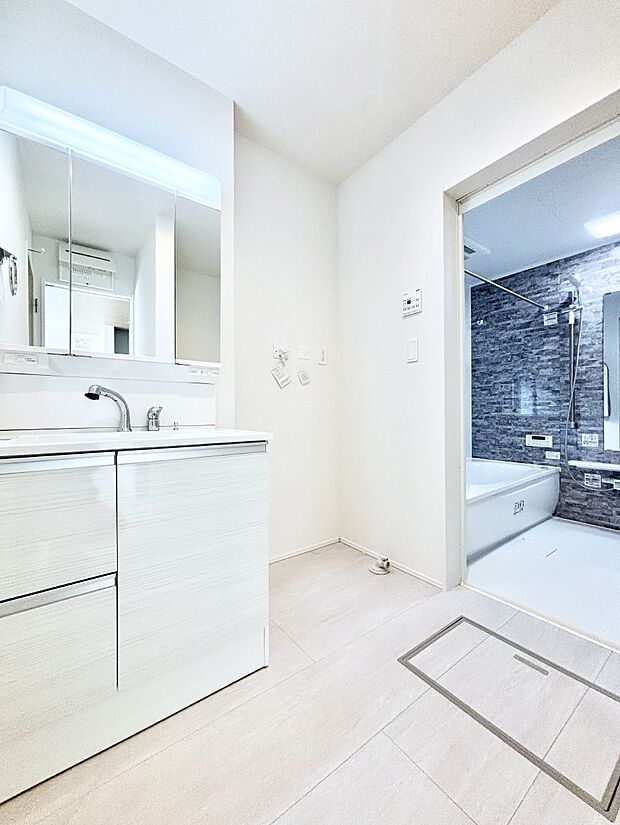 清潔感ある洗面化粧室で朝の身支度も快適