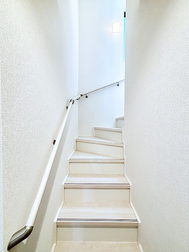 安全性を考慮し階段には手すりを設置しています