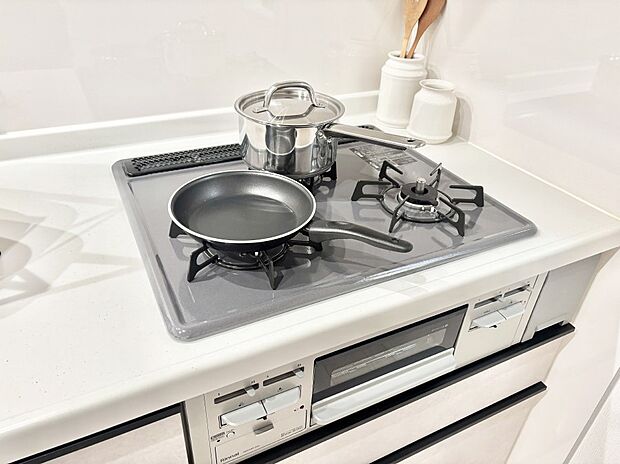 ガスコンロはSiセンサー搭載。火力調節や焦げ付き・消し忘れも防いでくれます。