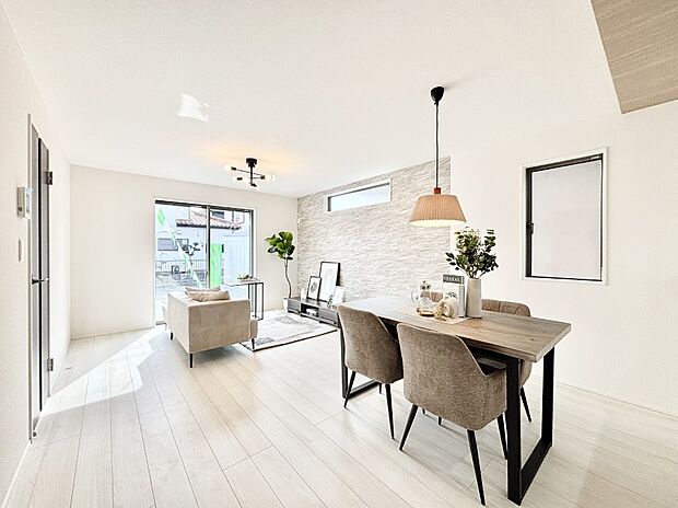 大きな窓からたっぷりの陽光と風を感じられるリビング  