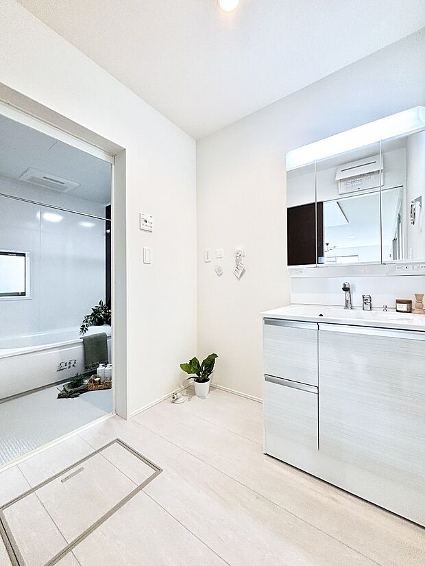 清潔感ある洗面化粧室で朝の身支度も快適