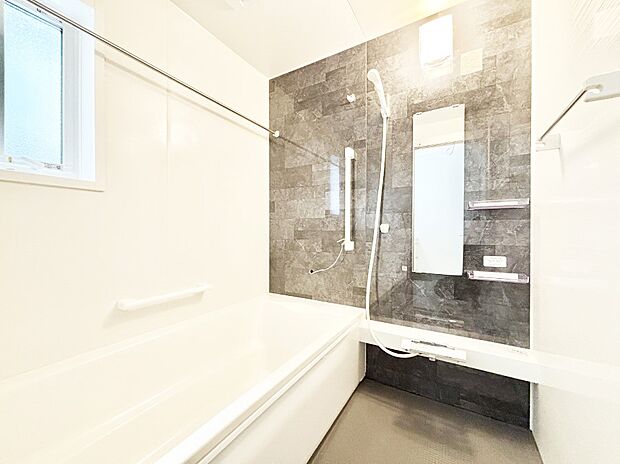 一日の疲れを癒してくれる明るい清潔感のあるバスルーム