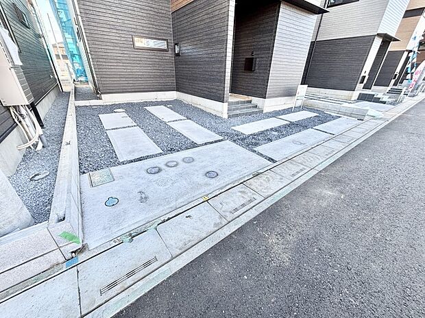 駐車2台可能!急なお客様の駐車に。また、ご家族の自転車スペースとしても大活躍。