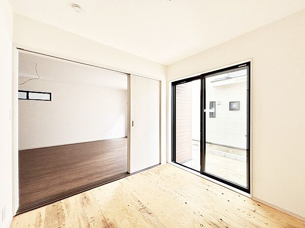 リビング隣接の和室は毎日の暮らしに癒しと安らぎをもたらしてくれます