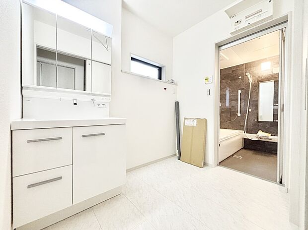 清潔感ある洗面化粧室で朝の身支度も快適