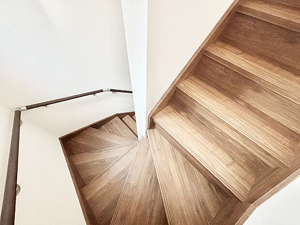 階段は手すり付きなので小さなお子さまやご高齢の方も安心です