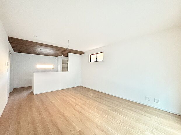 ナチュラルテイストの優しく柔らかい色使いのフローリングが素敵なリビングですね。