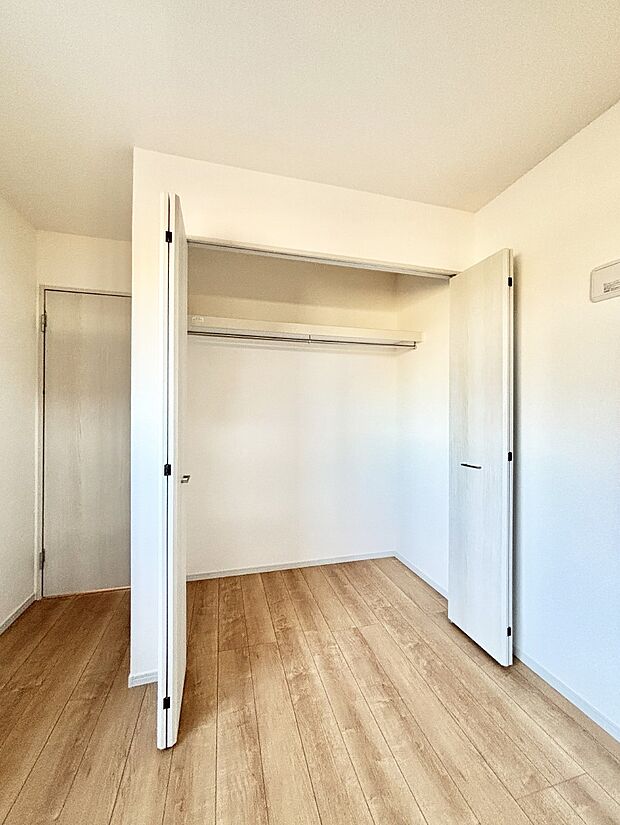 洋室のクローゼット。奥行きがあるので厚手の衣類もすっきり収まります。