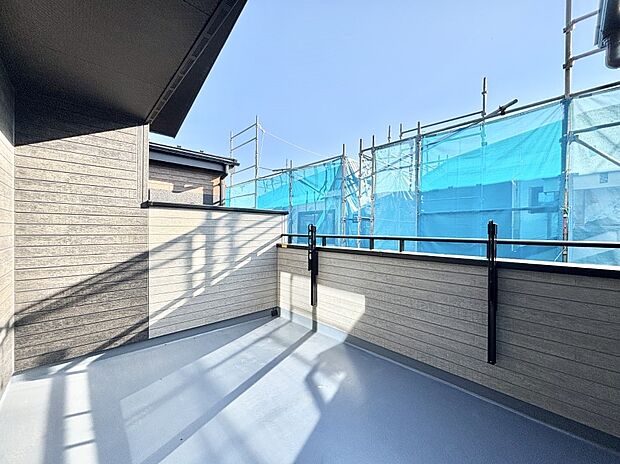 南向きのバルコニー!ご家族の洗濯物はもちろん、お布団もたっぷり干せます!