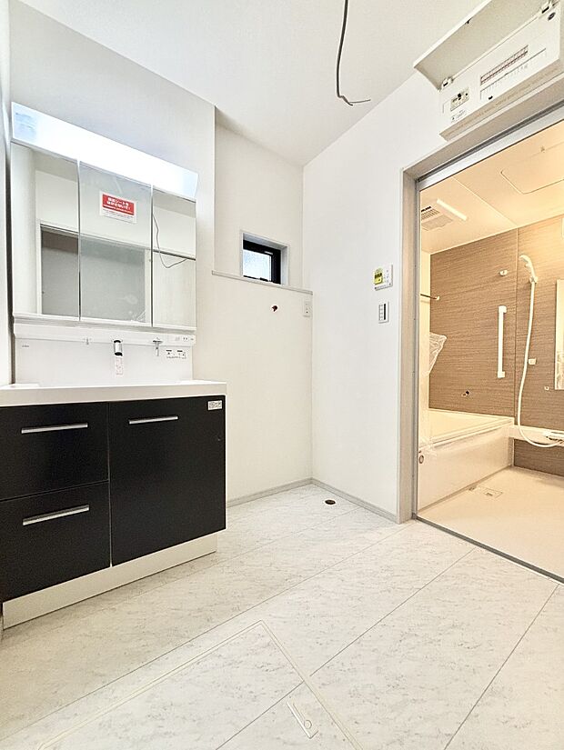 小窓がついているので湿気の多い場所でも換気が十分行えます。毎日の身支度を気持ち良く！