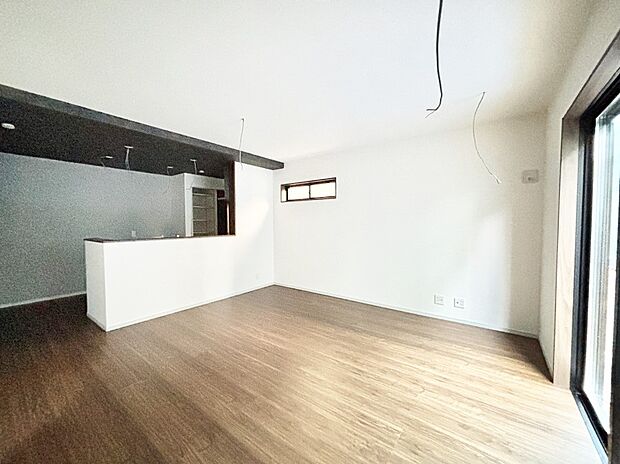 大きな窓からたっぷりの陽光と風を感じられるリビング