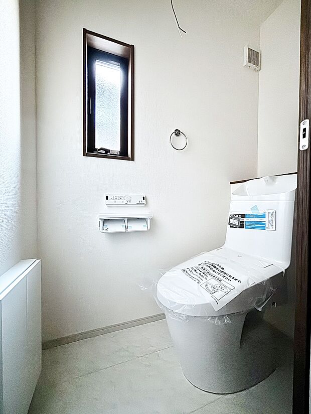 換気用小窓があり、明るく清潔な空間です。