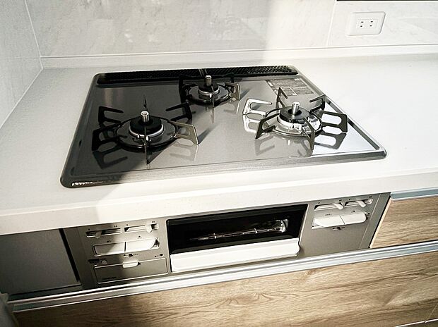 ガスコンロはSiセンサー搭載。火力調節や焦げ付き・消し忘れも防いでくれます。