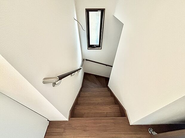 階段は手すり付きなので小さなお子さまやご高齢の方も安心です